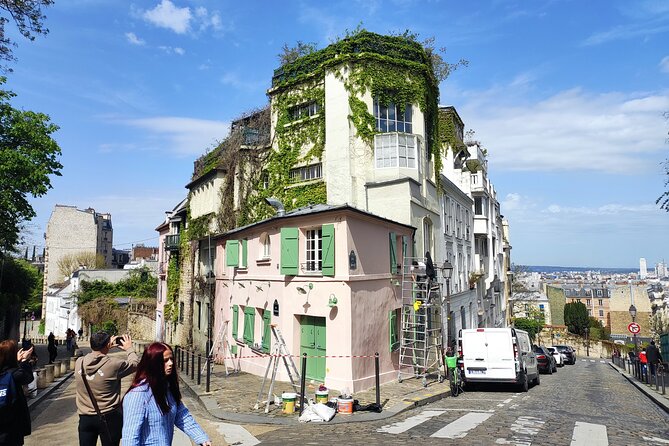 Montmartre Walking Guided Tour - A romantic pause at the Wall of Love