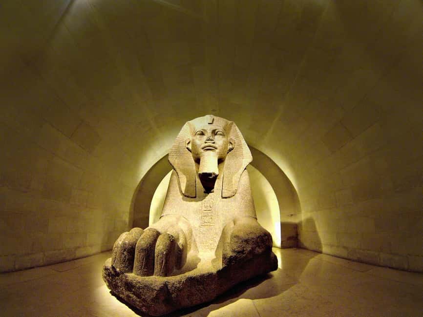 Night at the Louvre Museum: 6-people Max Guided Exploration - Entering through the separate entrance