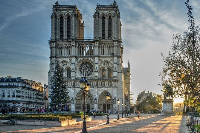 Notre Dame Guided Tour with Scheduled Group Access Option - Meeting the guide beside Charlemagne