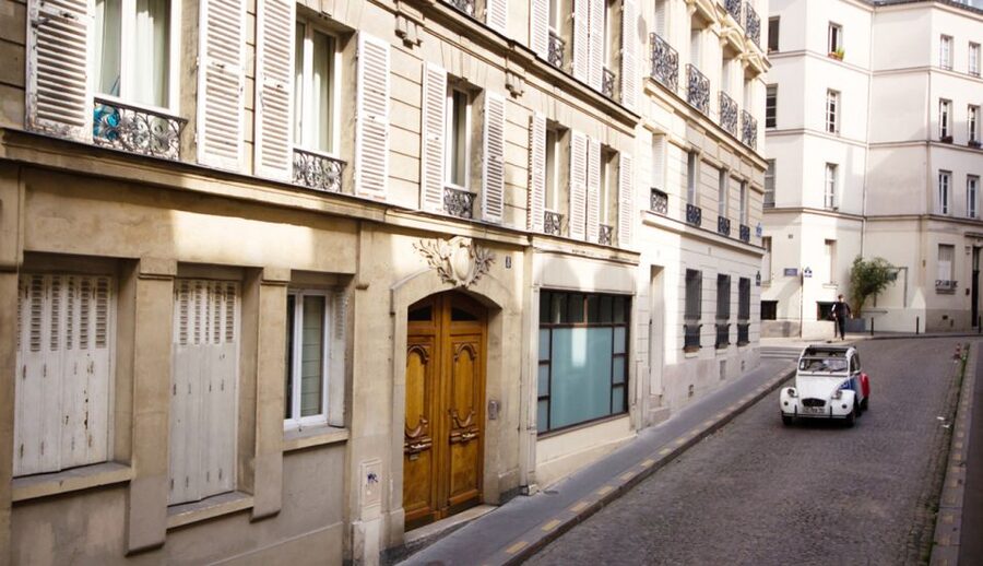 Off-the-Beaten Track in Paris: 2-Hour Vintage 2CV Tour - A cheerful start at your hotel