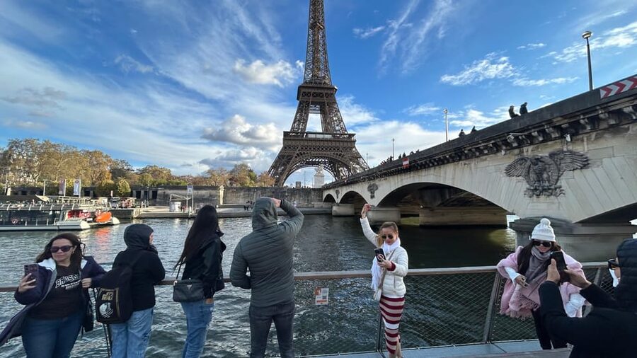 Paris: 1-Hour Sightseeing Cruise and 3-Course Bistro Dinner - What this Paris evening actually includes