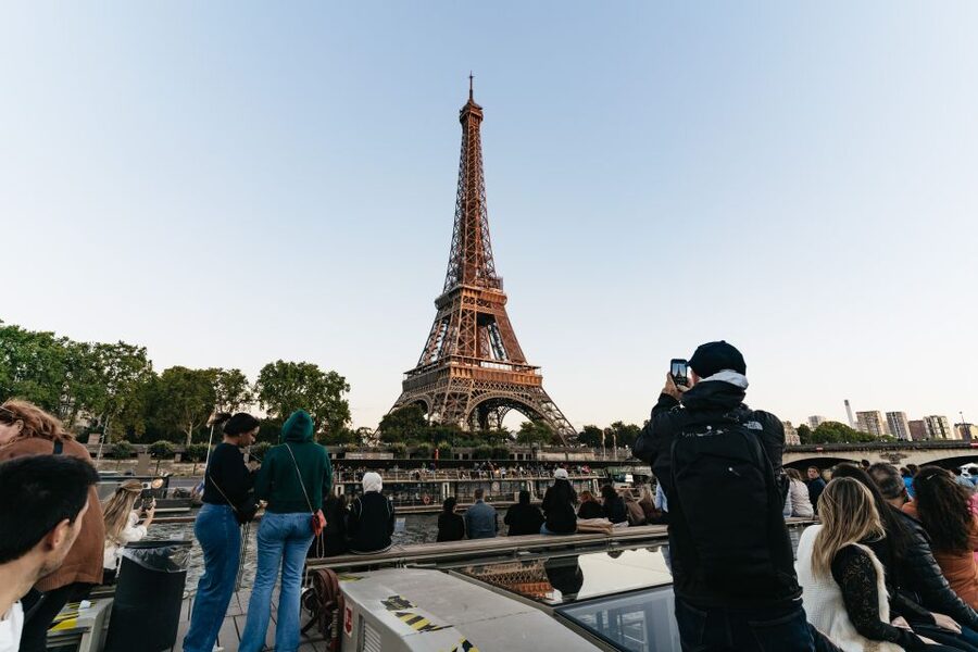 Paris: 1-Hour Sightseeing Cruise and 3-Course Bistro Dinner - Commentary in 11 languages, with one practical limitation