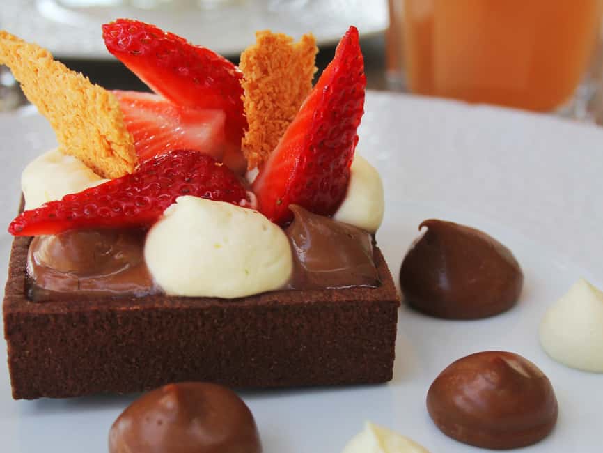Paris: 1-Hour Sightseeing Cruise and 3-Course Bistro Dinner - Bistro Parisien, dinner beneath the Eiffel Tower