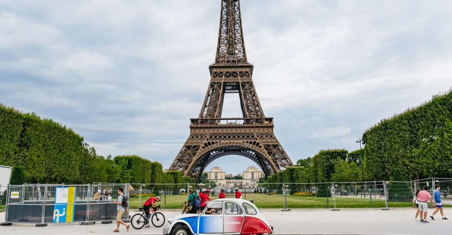 Paris: 1-Hour Vintage Citroen 2CV Tour - Why a 2CV makes Paris sightseeing different