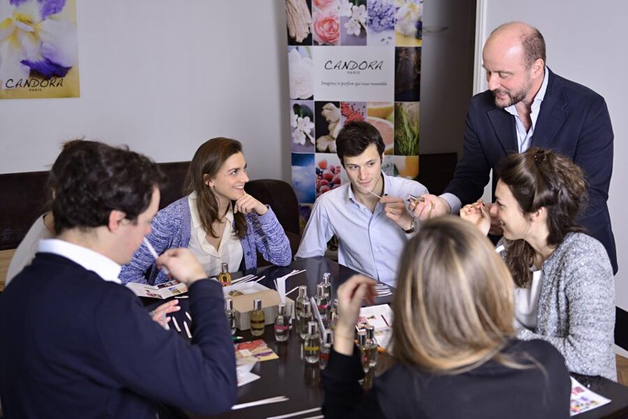 Paris: 2-Hour Perfume Creation Workshop - Smelling the scent families