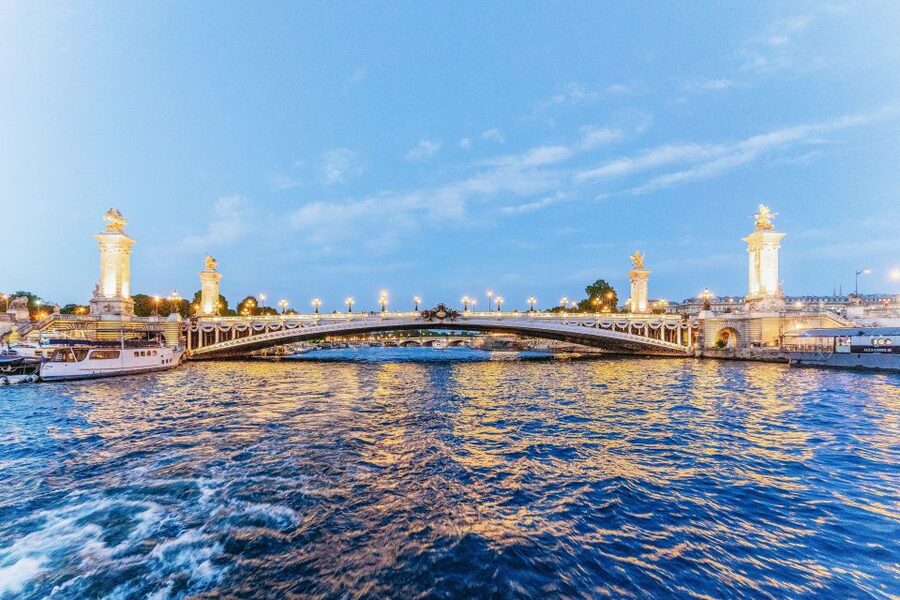 Paris: 3-Course-Dinner Cruise on the Seine with live music - Live music and the mood on board