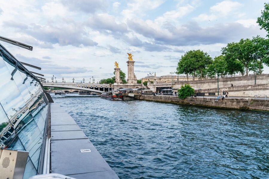 Paris: 3-Course-Dinner Cruise on the Seine with live music - Who should book this Seine dinner cruise?