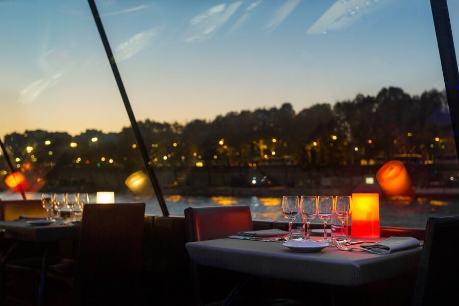 Paris: 3-Course-Dinner Cruise with Wine on the Seine River - Choosing the right table
