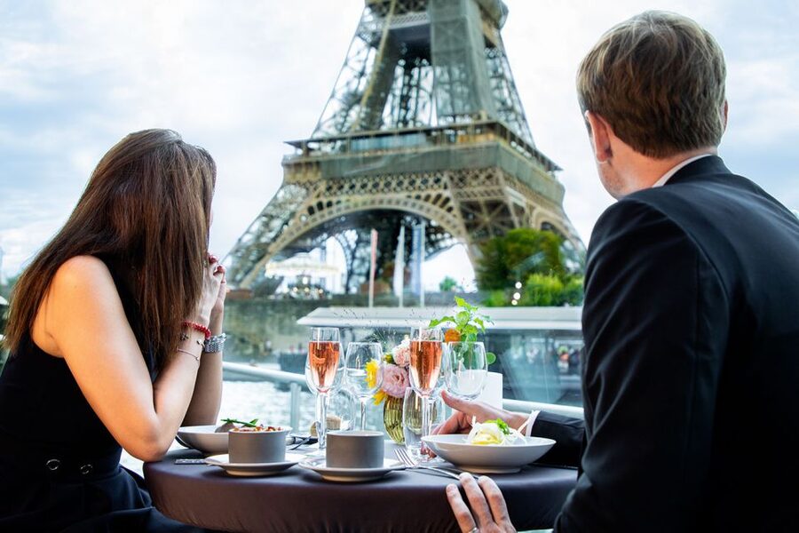Paris: 3-Course-Dinner Cruise with Wine on the Seine River - Timing, weather, and the changing light