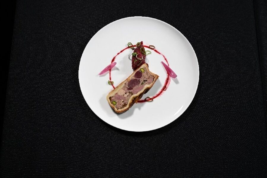 Paris: 3-Course Dinner & Show at Paradis Latin Cabaret - L’Oiseau Paradis at 9:30 PM