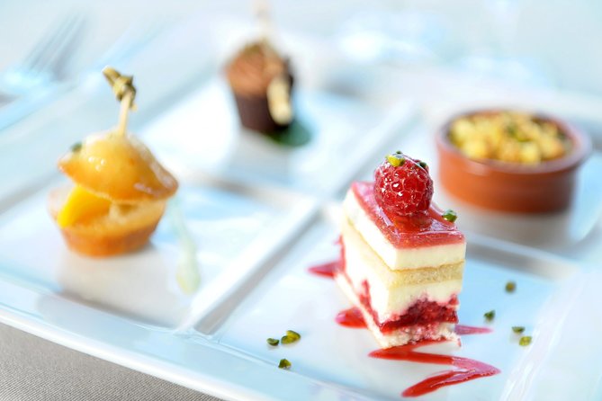 Paris 3-Course Gourmet Dinner and Sightseeing Seine River Cruise - Music, service, and the mood onboard