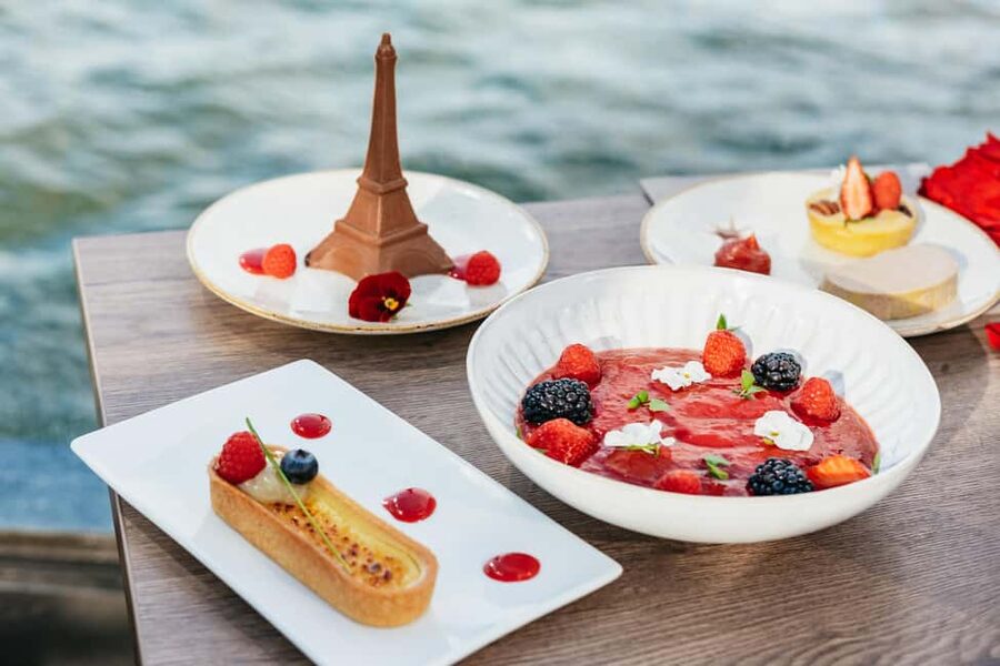 Paris : 3-Course Gourmet Dinner Cruise on Seine River - Key things to know before booking