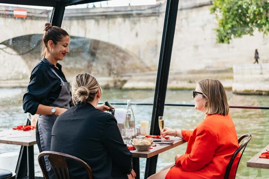 Paris : 3-Course Gourmet Dinner Cruise on Seine River - Hôtel de Ville and the central riverbanks