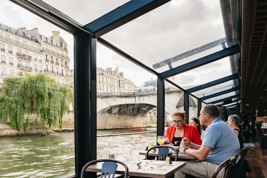 Paris : 3-Course Gourmet Dinner Cruise on Seine River - Reading the three-course menu