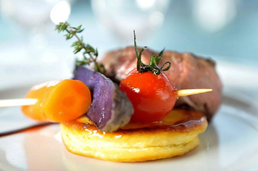 Paris: 3-Course Lunch Cruise on the River Seine - What the atmosphere feels like at lunch