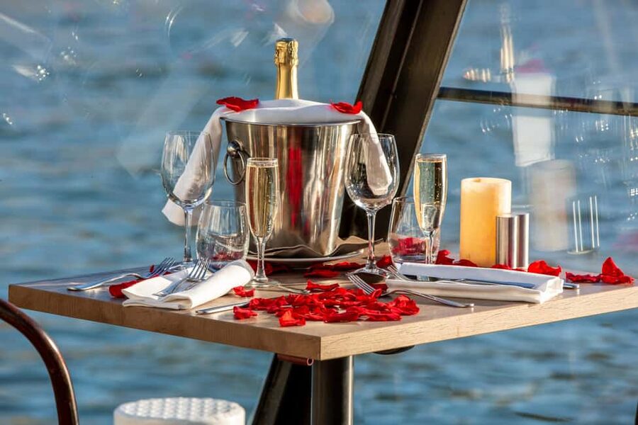 Paris: 3-Course Lunch Cruise on the River Seine - Service, space, and the small drawbacks