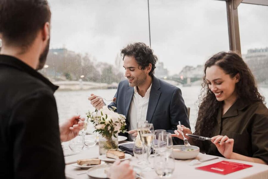 Paris: 4-Course Dinner Cruise on Seine River with Live Music - What arrives on your plate