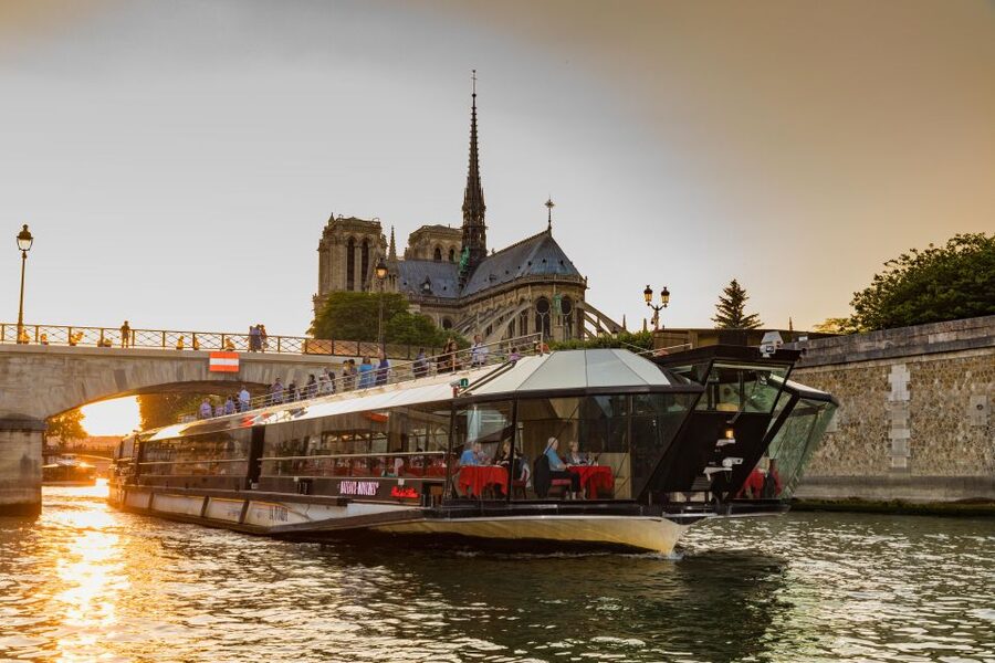 Paris: 4-Course Dinner Cruise on Seine River with Live Music - Settling in as the boat leaves the quay