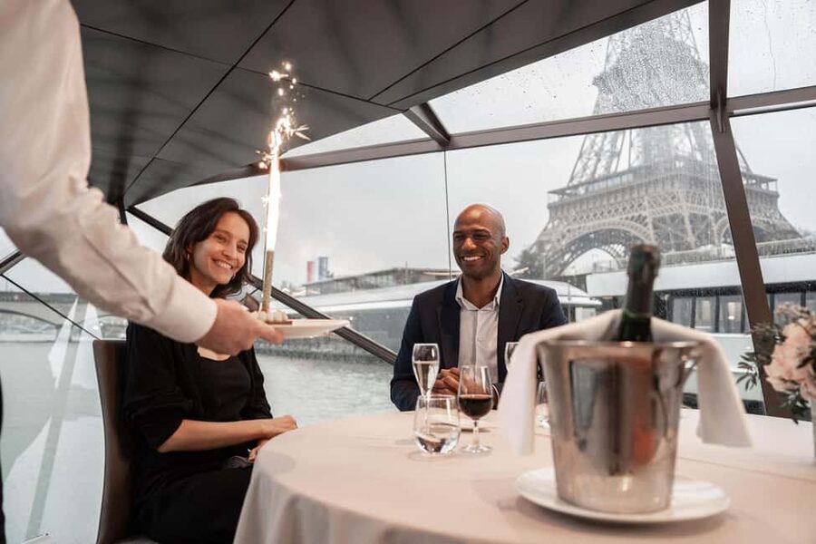 Paris: 4-Course Dinner Cruise on Seine River with Live Music - The first sights: Pont Alexandre III and Musée d’Orsay