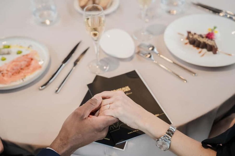Paris: 4-Course Dinner Cruise on Seine River with Live Music - The Eiffel Tower moment