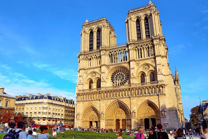 Paris Airport & Hotel Transfer Service - What the private vehicle means for your group