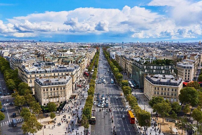Paris Airport Transfer: Paris Airport CDG to Paris by Luxury Van - Clean vehicles and small comforts