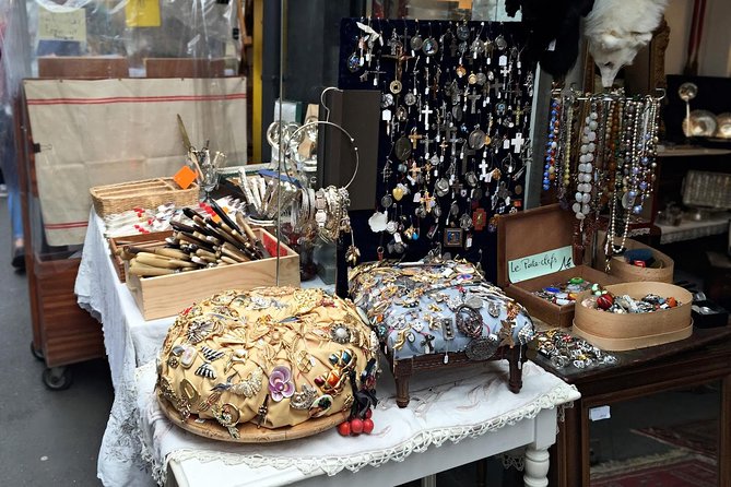 Paris Antiques Market Insider's Tour in Extra-Small Group - Local guides who know the market’s people