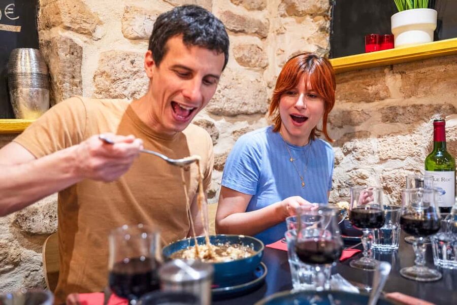 Paris: Authentic Food & Wine Tasting Tour in Le Marais - Oysters and white wine begin the tasting