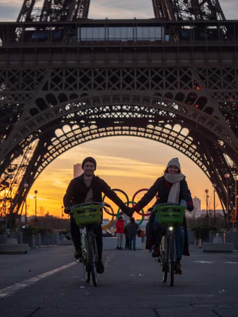 Paris Before the Crowds: Sunrise Bike Tour with Breakfast - A small group makes city riding easier