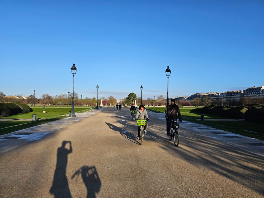 Paris Before the Crowds: Sunrise Bike Tour with Breakfast - Eiffel Tower and Alexander III Bridge