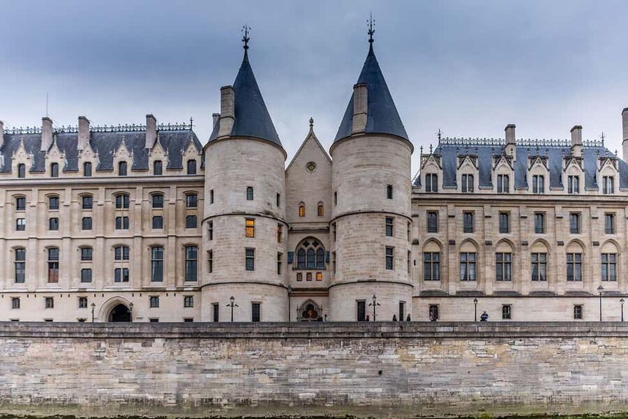 Paris, between Crimes and Mysteries - Starting beside Henri IV on Pont Neuf