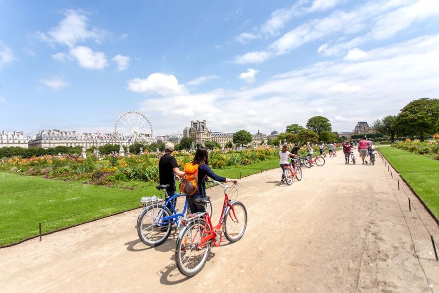 Paris Bike Tour: Eiffel Tower, Place de la Concorde & More - Guides, stories, and group atmosphere