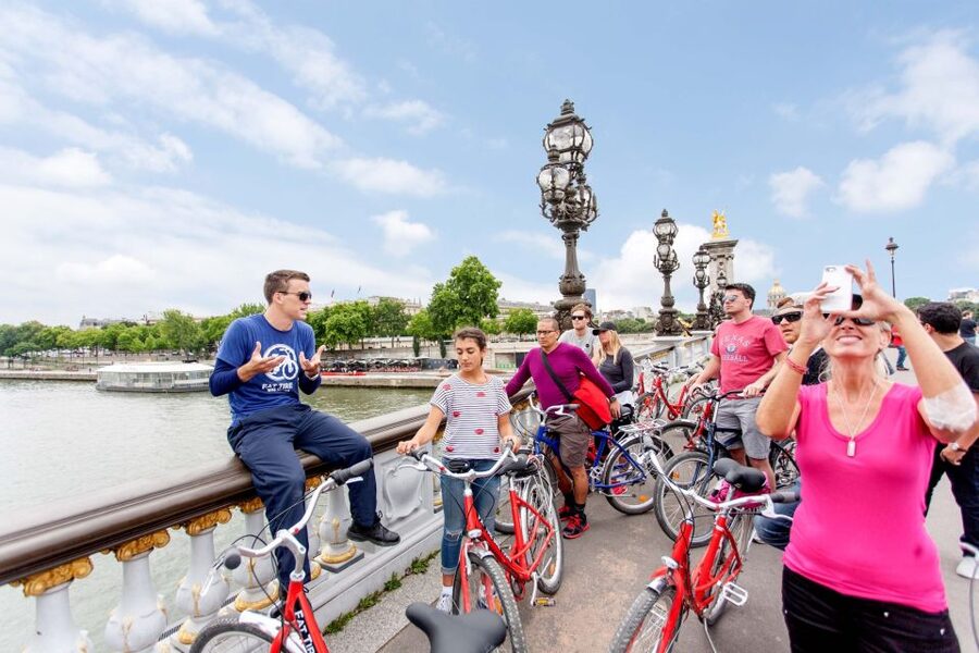 Paris Bike Tour: Eiffel Tower, Place de la Concorde & More - Crossing Paris toward the Louvre