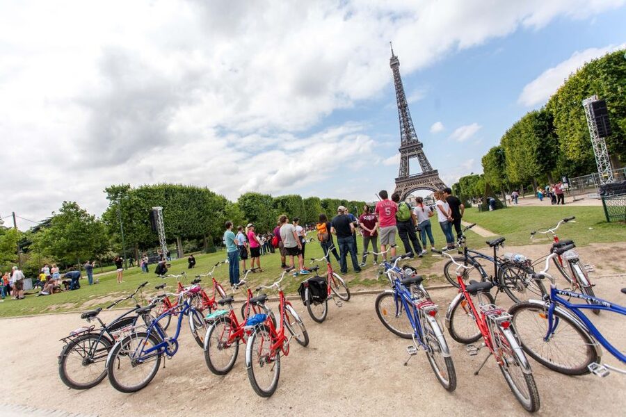Paris Bike Tour: Eiffel Tower, Place de la Concorde & More - The Eiffel Tower photo stop