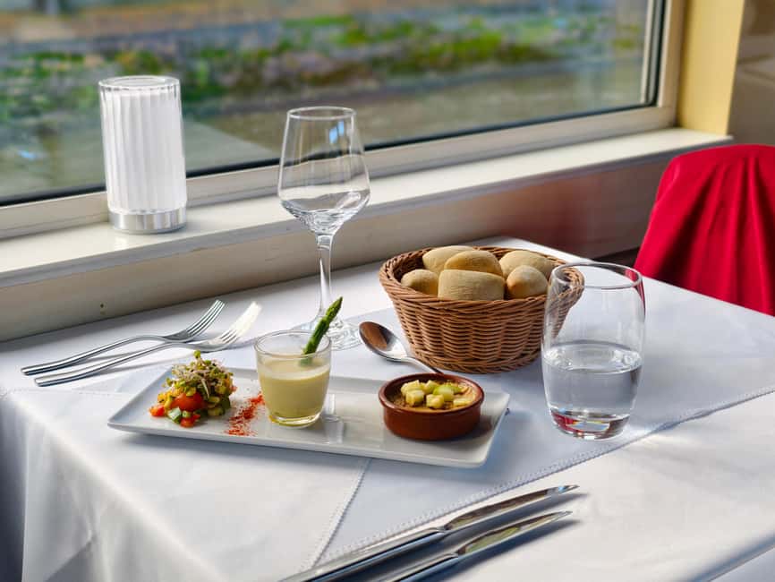 Paris : Bistronomic early dinner cruise - The Louvre, Notre Dame, and the Conciergerie from the river