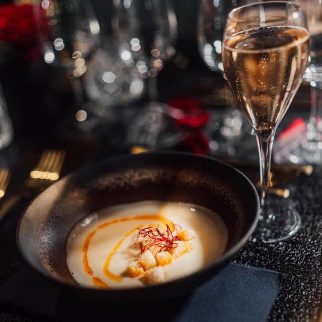 Paris: Bus Toqué Tour with 5-Course Dinner and Champagne - Using the tablet guide after dark