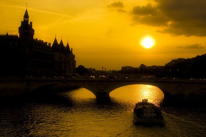 Paris by Night Walking Tour: Ghosts, Mysteries and Legends - The Palais de Justice and the guillotine