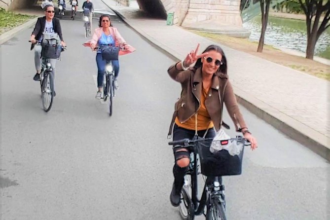 Paris: Charming Nooks and Crannies Bike Tour - Starting at City Hall and finding the bikes