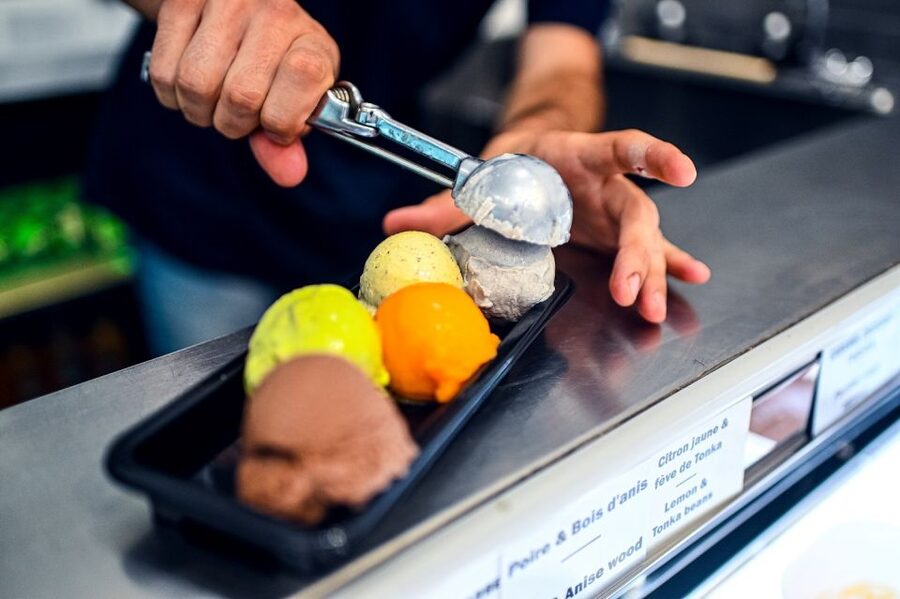Paris: Chocolate and Pastry Tour with Tastings - Stop one: fluffy meringue