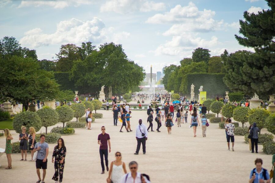 Paris: City Center Group Tour in German - The Louvre exterior and the Pyramid debate