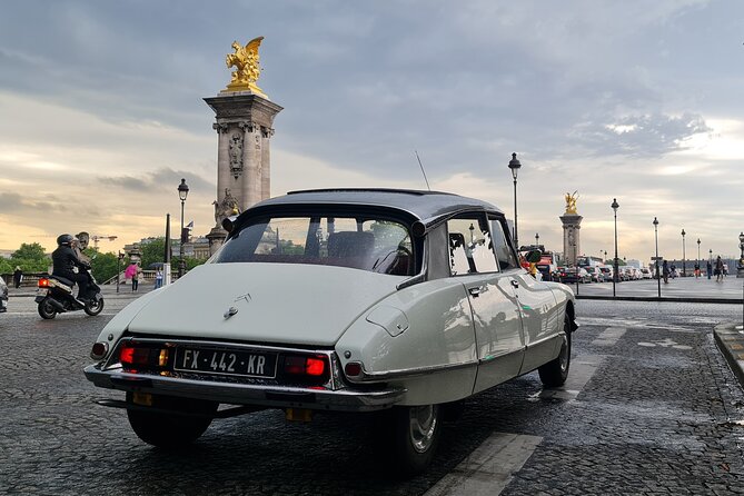 Paris City Tour 2h00 Citroën DS Vintage with Open Roof - Place de la Concorde, the Louvre, and the Pyramid