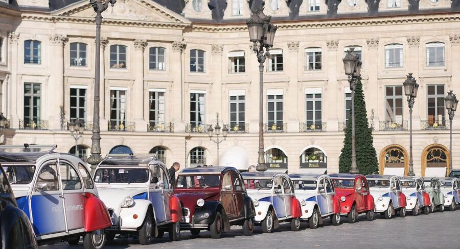 Paris: Classic Sites Tour by Vintage Citroen 2CV - Crossing to the Île de la Cité and Notre-Dame