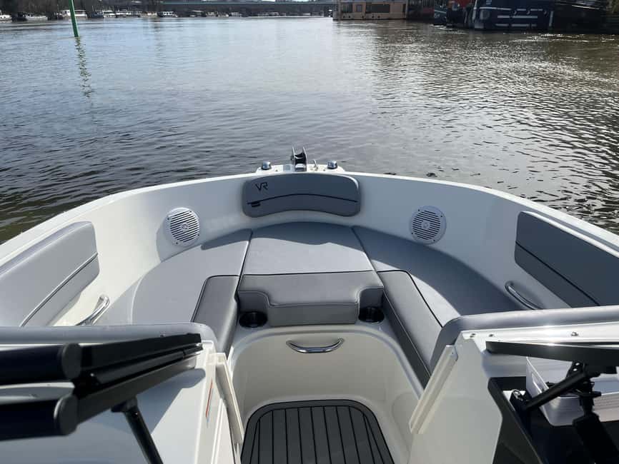 Paris : croisière privée Seine, bateau moderne - 2 heures - The 2024 Bayliner VR5 experience