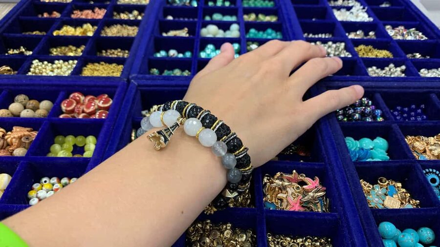 Paris: Custom Souvenir Bracelet Workshop - What the one-hour schedule feels like