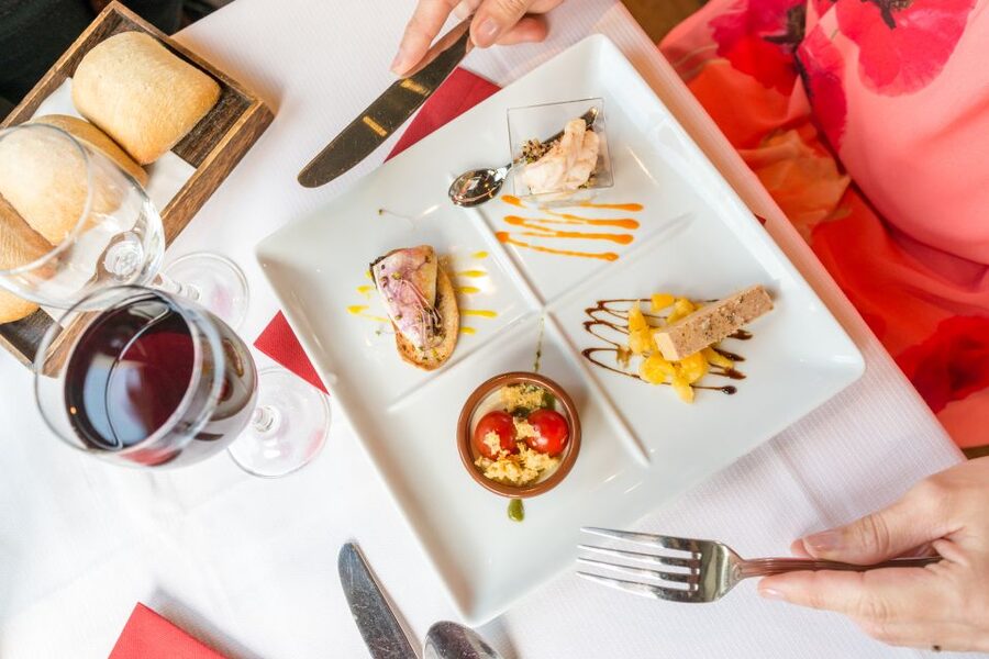 Paris: Early Evening Dinner Cruise on the River Seine - Who should book this cruise?