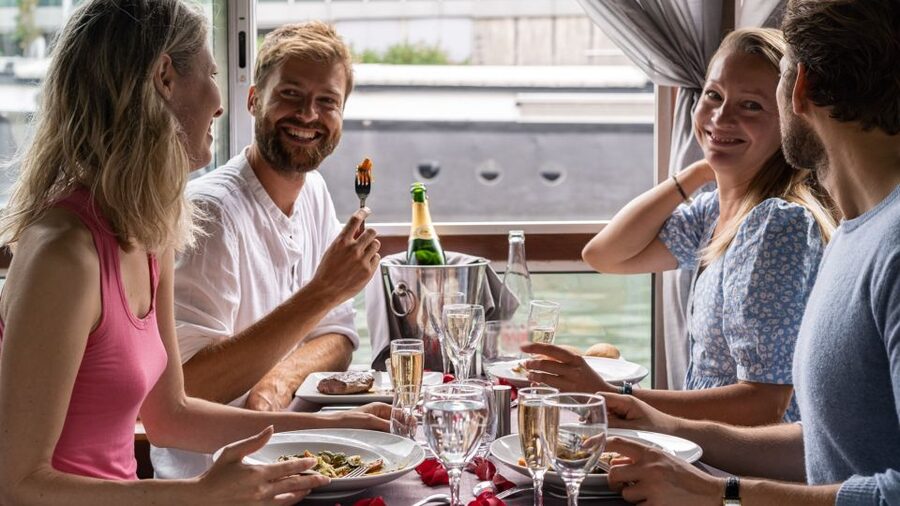 Paris: Early Evening Dinner Cruise on the River Seine - Musée d’Orsay and the first river views