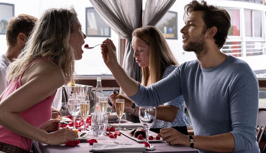 Paris: Early Evening Dinner Cruise on the River Seine - Service, music, and the mood onboard