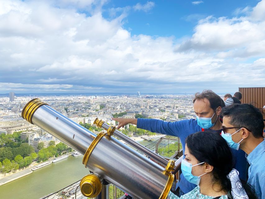 Paris: Eiffel Tower 2nd Floor Access or Summit Access - The guides make the waiting easier