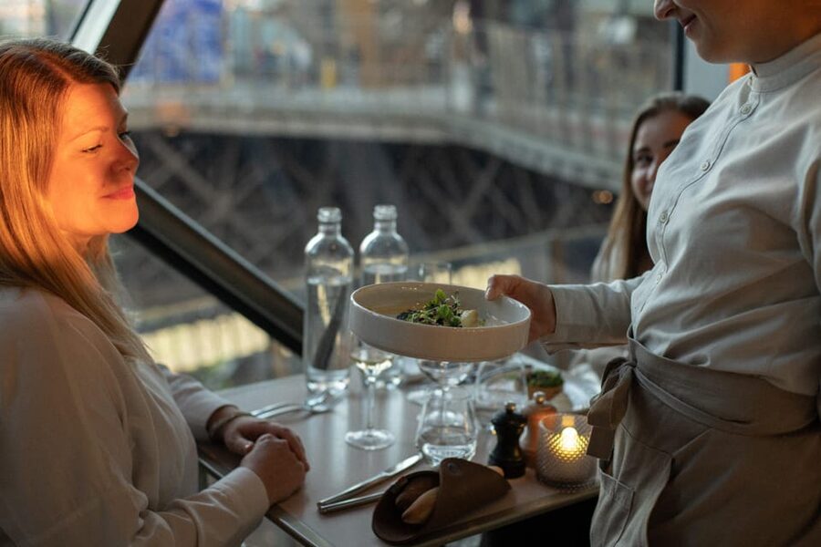 Paris: Eiffel Tower Dining, Gustave Menu at Madame Brasserie - The two-hour pace