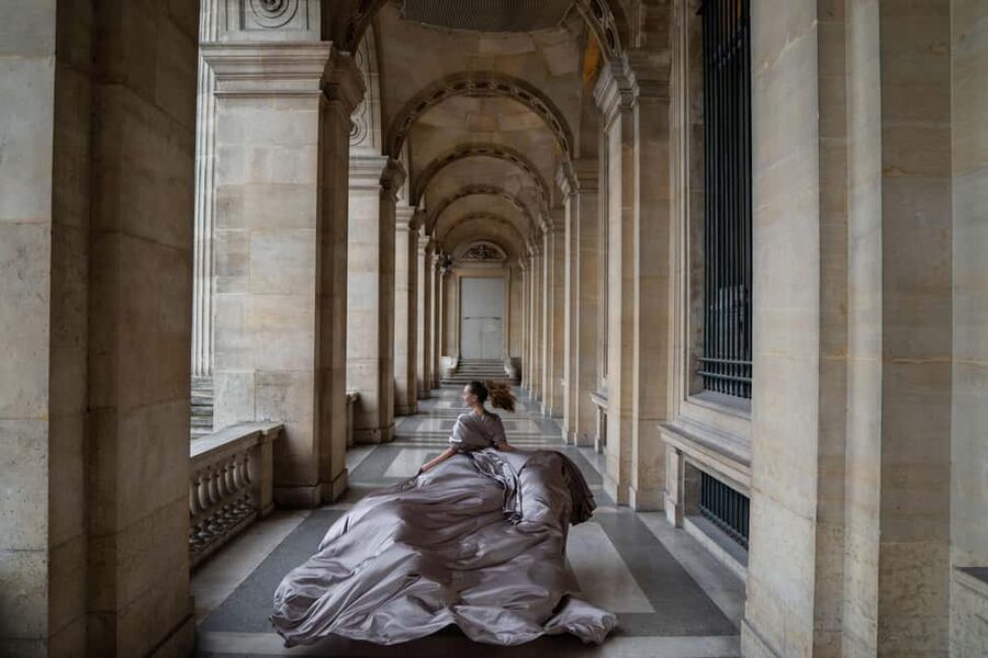 Paris: Eiffel Tower Flying-Dress Photoshoot jonadress - Choosing the dress color and handling the fabric